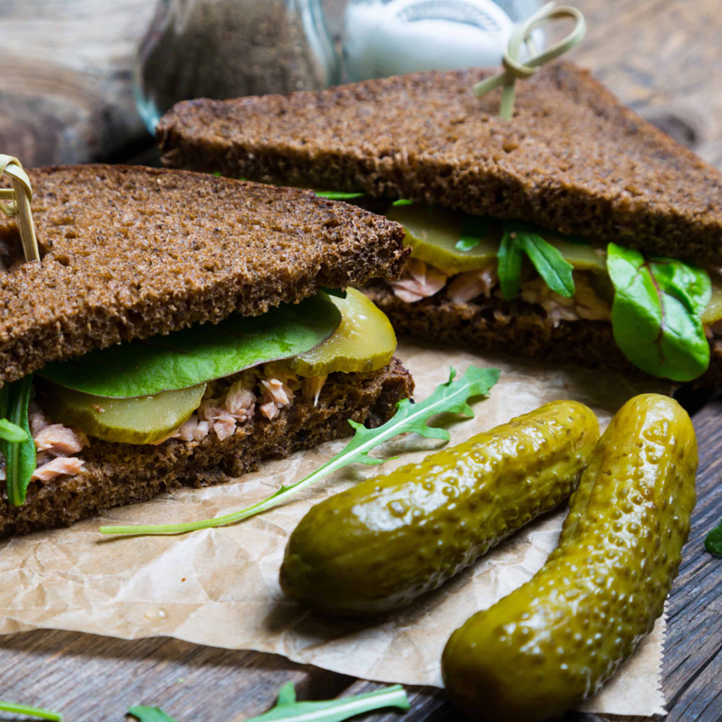 Vollkornbrot mit Thunfisch und Gurkerl